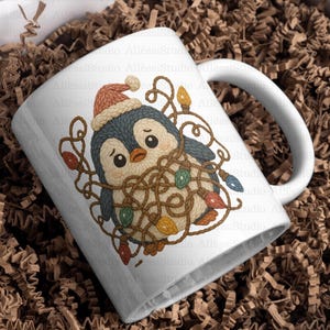 Puede incluir: Taza de cerámica blanca con un pingüino de dibujos animados con un gorro de Papá Noel y enredado en luces navideñas. El pingüino tiene una expresión triste. Un regalo festivo para las fiestas.