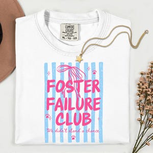 Peut inclure: Une tasse en céramique blanche avec une anse noire et le texte "But First, Coffee" en noir, dans une police manuscrite. La tasse est posée sur une surface blanche.