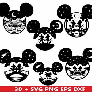 Puede incluir: Diseños en blanco y negro con forma de cabeza de Mickey Mouse que representan escenas románticas. Uno muestra a Mickey y Minnie Mouse en un bote bajo una luna creciente. El texto "30 + SVG PNG EPS DXF" está en la parte inferior.