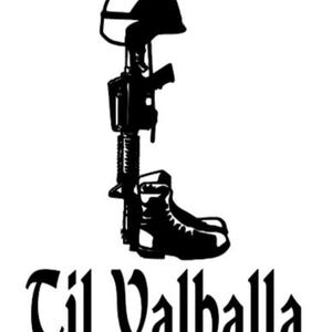 Könnte beinhalten: Eine schwarze Silhouettengrafik, die einen Militärhelm zeigt, der auf einem Gewehr ruht, welches vertikal über einem Paar Kampfstiefel positioniert ist. Der Text "Til Valhalla" ist in einer fetten, stilisierten schwarzen Schrift darunter gedruckt.