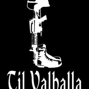 Könnte beinhalten: Ein weißes Grafikdesign auf schwarzem Hintergrund, das einen Militärhelm zeigt, der auf einem Gewehr ruht, welches vertikal in einem Kampfstiefel steht. Der Text Til Valhalla ist in einer stilisierten weißen Schrift unter der Grafik gedruckt.
