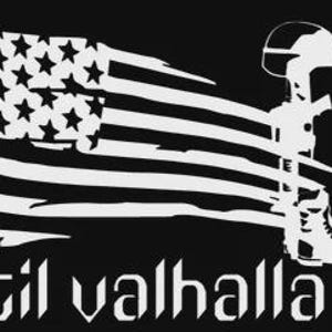 Könnte beinhalten: Ein weißes Grafikdesign auf schwarzem Hintergrund. Das Design zeigt eine stilisierte amerikanische Flagge, ein Gewehr, Kampfstiefel und einen Helm. Der Text "til valhalla" befindet sich unter der Flagge und der militärischen Ausrüstung.