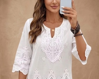 Camicetta da donna bianca in pizzo, modello ampio con scollo a V, ideale per l'estate, perfetta per l'ufficio, per un look casual o da festa.