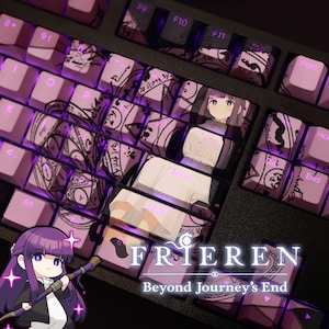Op de afbeelding: Een zwart mechanisch toetsenbord met aangepaste keycaps in paars en wit. De keycaps tonen een anime-personage en ingewikkelde ontwerpen. Het toetsenbord heeft de tekst "FRIEREN Beyond Journey's End".