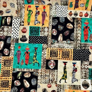 Può includere: Un tessuto patchwork con disegni di ispirazione africana. Il tessuto presenta motivi ripetuti di figure che trasportano oggetti sulla testa, maschere tribali e forme geometriche in colori vivaci come arancione, verde e nero. Il tema generale è culturale e artisto.