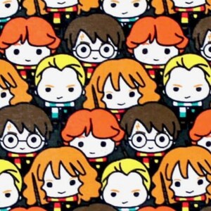 Op de afbeelding: Een herhalend patroon van stripfiguren met bruin, oranje en geel haar. Sommige personages dragen een bril en hebben een bliksemschichtlitteken op hun voorhoofd. Ze dragen sjaals met rode, gele en zwarte strepen.