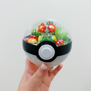 LIGHT UP Bellossom Terrarium Pokeball