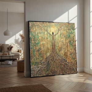 Könnte beinhalten: Großformatige, gerahmte Kunstwerk, das eine Figur zeigt, die in einen Baum integriert ist. Das Kunstwerk hat eine strukturierte Oberfläche mit Gold-, Grün- und Brauntönen. Die Wurzeln des Baumes erstrecken sich nach unten, die Äste nach oben.