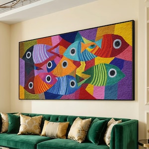 Può includere: Un'opera d'arte colorata e incorniciata raffigurante un gruppo di pesci stilizzati. I pesci sono raffigurati in vari colori vivaci, tra cui rosso, blu, arancione e verde, con grandi occhi circolari. Lo sfondo è un patchwork di forme geometriche.