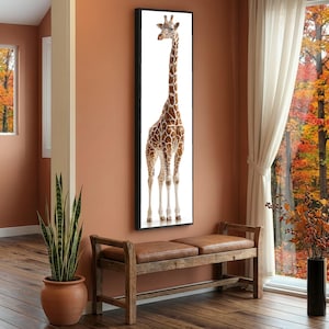 Könnte beinhalten: Gerahmter vertikaler Druck einer Giraffe vor weißem Hintergrund. Die Giraffe hat einen langen Hals, ein braun-weiß gemustertes Fell und steht aufrecht. Das Kunstwerk wird in einem Raum mit einer Bank und einer Pflanze ausgestellt.
