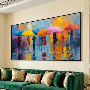 Könnte beinhalten: Großformatiges, gerahmtes abstraktes Gemälde, das Figuren mit Regenschirmen im Regen darstellt. Das Kunstwerk verwendet eine lebendige Farbpalette aus Blau, Gelb, Orange und Rosa. Das Gemälde wird über einem grünen Samtsofa mit dekorativen Kissen ausgestellt.