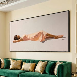 Può includere: Grande opera d'arte rettangolare incorniciata con una figura reclinata in un abito color pesca su sfondo bianco. Il dipinto è montato sopra un divano in velluto verde con cuscini decorativi.