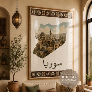 Peut inclure: Une affiche murale verticale représentant une carte de la Syrie en forme de pays, remplie d'une illustration d'une ville historique avec des dômes et des minarets. La bordure présente un motif géométrique et le mot arabe pour Syrie est imprimé.