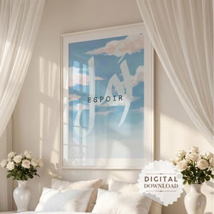 Peut inclure: Une affiche murale encadrée représentant un ciel bleu clair avec des nuages blancs et pêche. Une grande calligraphie blanche stylisée recouvre le ciel, avec le mot ESPOIR imprimé en lettres capitales bleu foncé au centre.