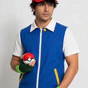 Könnte beinhalten: Eine rot-weiße Baseballkappe mit grünem Symbol, eine blaue Weste mit weißem Reißverschluss, weißem Kragen und gelben Taschen, getragen über einem weißen Kurzarmshirt. Das Outfit umfasst grüne fingerlose Handschuhe und eine rot-weiße Kugel.