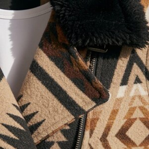Close-up of the faux shearling collar and premium genuine sheep leather on the Dutton Ranch Kelly Reilly Jacket.