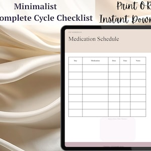 Könnte beinhalten: Ein digitales Tablet zeigt einen "Medikationsplan" für die IVF-Behandlung. Das minimalistische Design verfügt über ein Raster zur Verfolgung von Medikamentendetails. Der Text "Print OR Instant Download" ist sichtbar, was auf ein druckbares oder herunterladbares Produkt hindeutet.