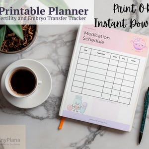 Könnte beinhalten: Ein IVF-Druckplaner mit einem Medikamentenplan, einer Tasse Kaffee und einem Stift auf einer Marmoroberfläche. Der Planer hat eine rosa Kopfzeile mit den Worten "Medication Schedule". Der Text "Print OR Instant Download" ist ebenfalls sichtbar.