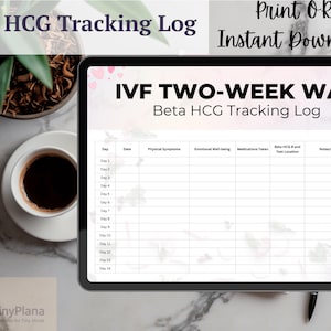 以下が含まれることがあります： デジタルタブレットには、「IVF TWO-WEEK WAIT Beta HCG Tracking Log」が表示され、身体的症状、感情的な健康、薬を追跡するためのセクションがあります。画像にはコーヒーカップ、植物、テキスト「Print OK Instant Download」が含まれています。