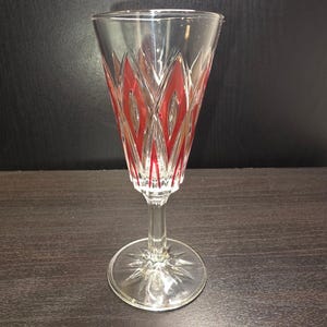 Vintage robijn geslepen kristallen wijnglas, boho-bargerei