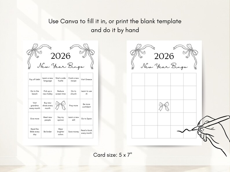 Puede incluir: Dos tarjetas de bingo de A&ntilde;o Nuevo para 2026 con dise&ntilde;o de lazo. Una tarjeta est&aacute; llena de objetivos como "Aprender un nuevo idioma" y "Visitar Grecia". La otra est&aacute; en blanco. El texto dice: "Usa Canva para rellenarlo, o imprime la plantilla en blanco y hazlo a mano." Tama&ntilde;o de la tarjeta: 12,7 x 17,8 cm.