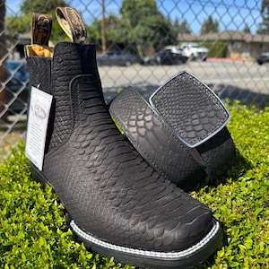 Black Python Texture Cowboy Boots for Men, Square Toe Western Boots, Botas Vaqueras Negras, Charro Style Leather Boots