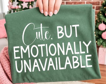 Lindo pero emocionalmente inaccesible PNG • Diseño de camiseta con cita atrevida • Descarga digital divertida • Sublimación de tipografía preppy PNG