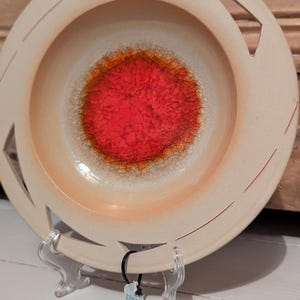 Plato de cerámica Irish Studio Art de Thomas Diem, crudo y rojo, firmado, 25 cm