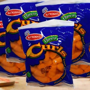 Salgadinhos de queijo National 15g, crocantes e saborosos, sabor autêntico do Caribe. Estoque limitado.