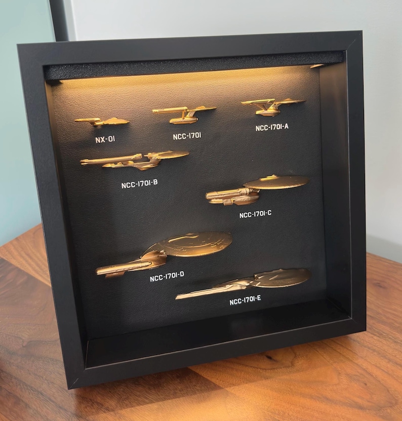 Beleuchtete Schattenbox derEnterprise Linienschiffe Gold