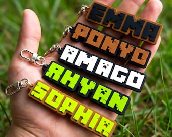 Personalisierter Pixel Name Schlüsselanhänger, Benutzerdefinierter Text Blocky Schlüsselanhänger, 8-Bit Gamer Geschenk, Taschenanhänger im Voxel Stil, Kindergeburtstag Favor
