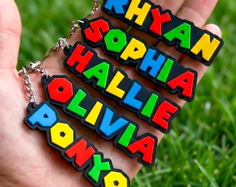Personalisierter Pixel Plattformer Name Schlüsselanhänger, Benutzerdefinierter Text 8-Bit Retro Spiel Stil, Pilz Welt Thema Schlüsselanhänger, Gamer Geschenk, Rucksackanhänger