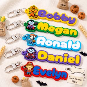 Puede incluir: Cinco llaveros de silicona con cierres de mosquetón plateados, cada uno con un personaje temático de Halloween y un nombre personalizado: Bobby con calabaza, Megan con vampiro, Ronald con esqueleto, Daniel con vampiro y Evelyn con espantapájaros.