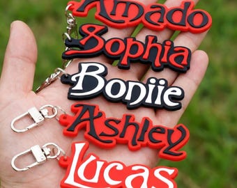 Chaveiro personalizado com nome em estilo gótico e assustador, texto atemporal de Halloween, chaveiro personalizado com nome, presente fofo e arrepiante, chaveiro com estética de terror.
