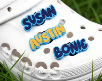 5 STÜCKE Benutzerdefinierte Name Crocs Charms, Cartoon Blue Pup Schriftart, personalisierte Schuhanhänger, Kinder Name Jibbitz, niedliche Cartoon Buchstaben, Geschenk für Schulanfang