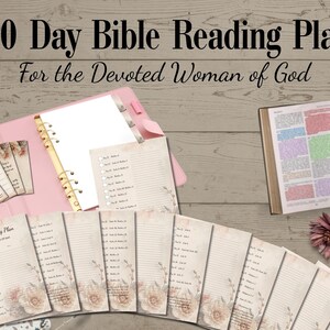 Puede incluir: Un archivador rosa y hojas de plan de lectura con detalles florales se muestran junto a una Biblia. El texto dice "90 Day Bible Reading Plan For the Devoted Woman of God". Las páginas tienen una estética suave y vintage, centrada en el estudio espiritual.