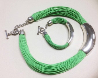 Collar de gargantilla y conjunto de pulsera, plata de ley de estilo moderno con cordones de cuero verde brillante, cierre de palanca