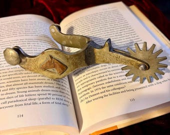 Espuela vintage individual, espuela para bota izquierda, alpaca gruesa, emblema de cabeza de caballo de cobre y diseño grabado, estilo botón