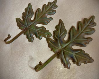 Par de ganchos de pared metálicos con forma de hoja de roble