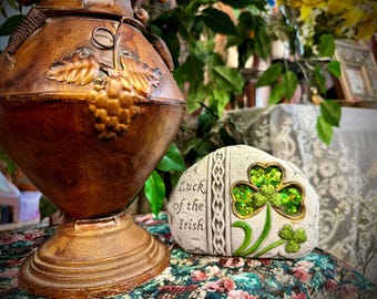 Pisapapeles de la suerte de la roca irlandesa, tréboles verdes brillantes y brillantes ~ Roca irlandesa número 6