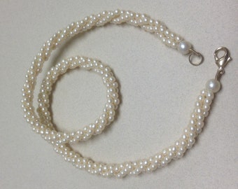 Faux Pearl Twisted Triple Strand Gargantilla