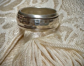Anillo de plata de ley con banda giratoria martillada