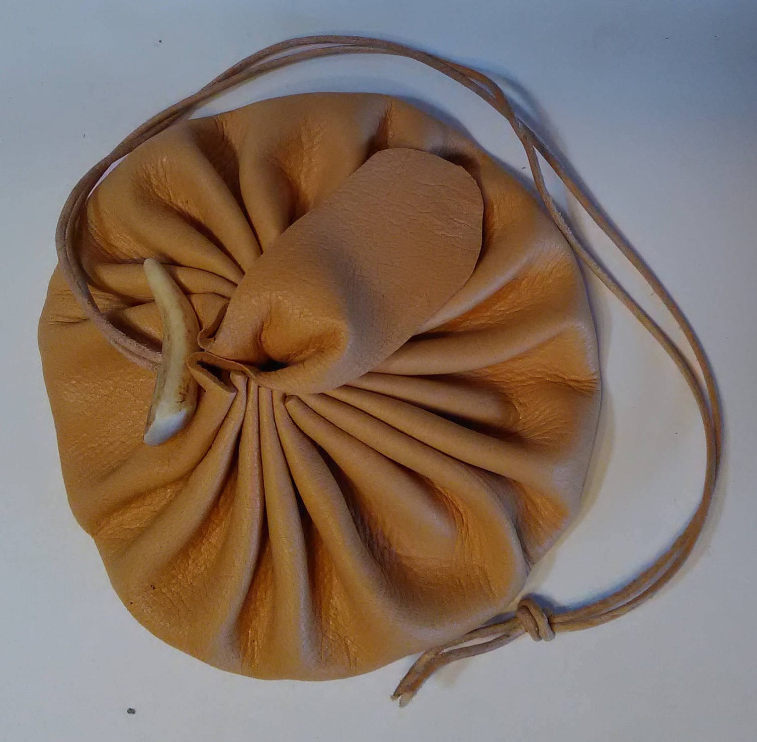 バッグ GEM KNOT DRAWSTING LEATHER BAG GEM KNOT DRAWSTING LEATHER BAG – LA PEAU DE GEM