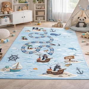 Pode incluir: Tapete infantil azul claro com tema pirata. O tapete apresenta um design de tabuleiro de jogo com navios piratas, ilhas e criaturas marinhas. Elementos decorativos: veleiro de brinquedo, blocos de madeira e navio pirata de brinquedo.