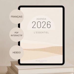 Peut inclure: Une tablette affiche un agenda numérique pour 2026, avec le texte "AGENDA 2026" et "L'ESSENTIEL". Le design comprend un paysage beige et marron. Sur le côté gauche, on trouve les mentions "FRANÇAIS", "PDF INTERACTIF" et "HEBDO".