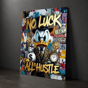 Puede incluir: Un cuadro rectangular con un pato de dibujos animados con traje y sombrero de copa, sosteniendo una bolsa de dinero. El texto dice NO LUCK ALL HUSTLE, THE DAILY DUCK, HUSTLE KING REVEALS ALL y SR HING WURKET OULTIDS. Incluye un reloj de oro y un billete.