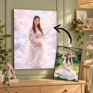 Puede incluir: Un retrato personalizado que muestra a una persona embarazada con un vestido blanco entre nubes rosas y azules, exhibido junto a una fotografía enmarcada más pequeña de la misma persona en un jardín sobre una cómoda de madera.