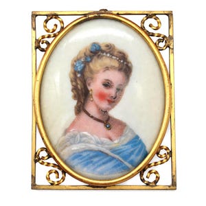 BROCHE ancienne en porcelaine de LIMOGES. Scène galante, diamètre 5 cm. Vintage