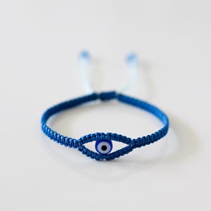 Handmade evil eye bracelet, adjustable unisex bracelet, hand-woven protection jewelry with evil eye charm, blue eye amulet gift