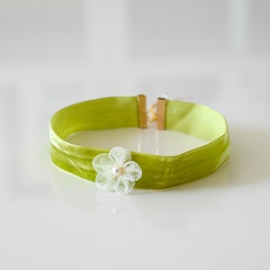 Handmade flower choker necklace | Organza flower choker with genuine pearl | Chartreuse floral choker | Wedding party choker | Gift for her